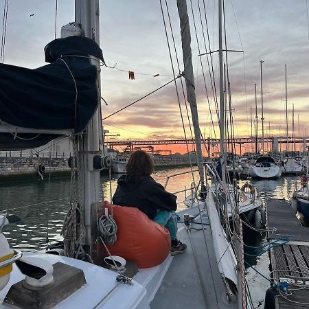 Cozy Lisbon Marina Sleepaboard - Sail Away Hotel Exterior foto