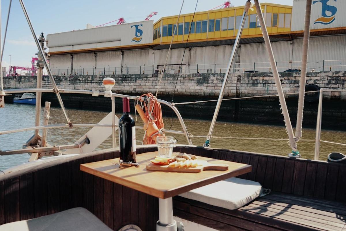 Cozy Lisbon Marina Sleepaboard - Sail Away Hotel Exterior foto